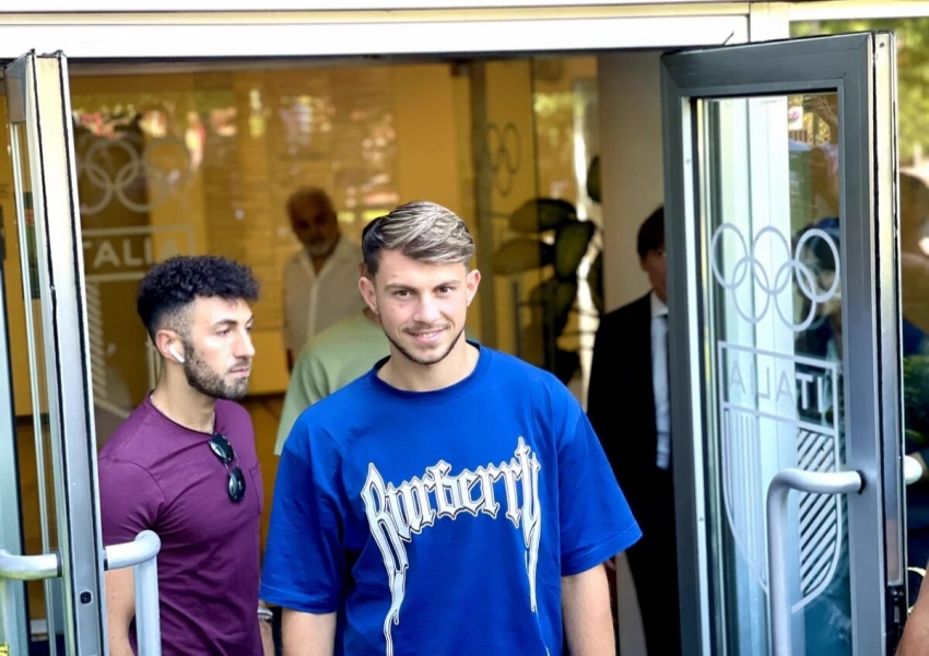 Inter Milan's Sixth Midfielder Dilemma Unveils a Bigger Challenge: The Truth Behind Their Defensive Reinforcements-0