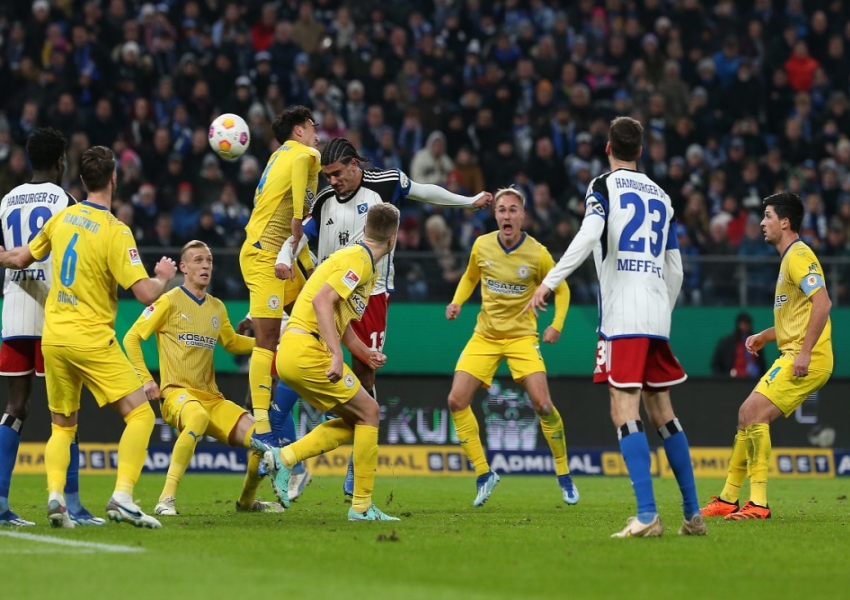Bundesliga 2 Matchday 15: Hamburg's Thriving Football Scene, Can the Fans Be Happy? Kiel's Home Performance Needs Improvement-1
