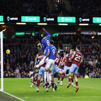 Premier League Round 18: Liverpool Embraces the Festive Spirit, Everton's Solid Defense Complete