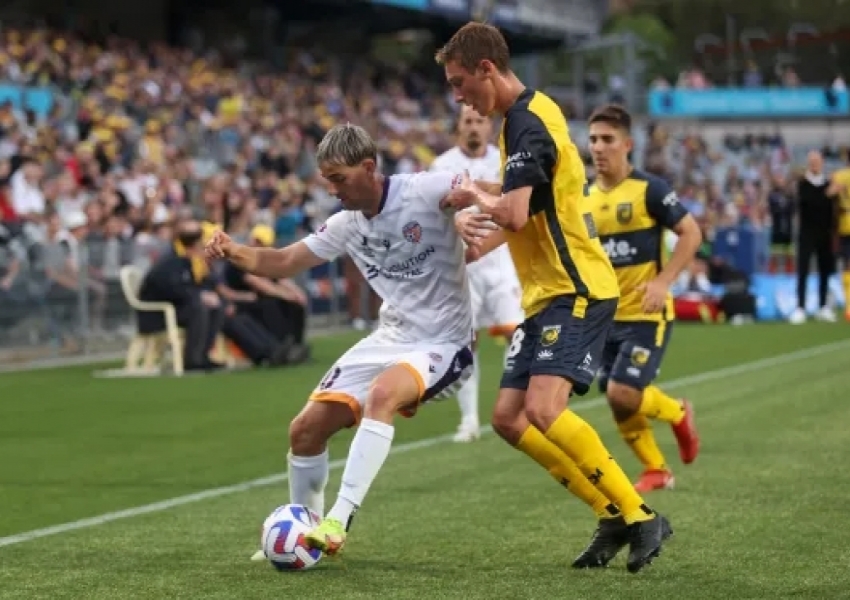 A-League Round 11: Melbourne Victory's Veteran Striker Shines, Brisbane Roar's Roar Turns to a Whimper-1