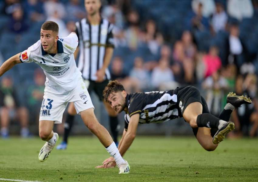 A-League Round 13: Macarthur and Brisbane Roar Battle in Midfield, Has Sydney FC Returned to Reality?-2
