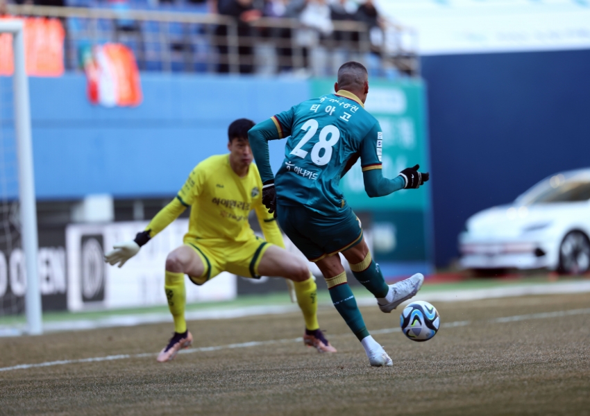 AFC Champions League Round of 16: Jeonbuk Hyundai's New Stars Shine, Leeds Legend Takes Charge of Marinos-0
