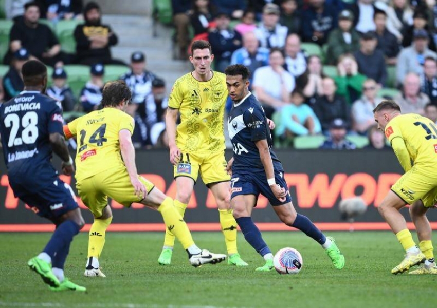 A-League Semi-Finals Round 2: Phoenix's Chance to Steal Victory? Sydney FC Holds on to Moral Victory-1