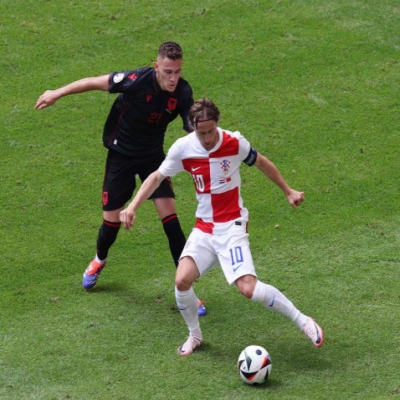 Inter Milan's Rising Star: From Awe to Earning Modrić's Respect, Misses One-on-One Chance Under Pressure from the Ballon d'Or Winner