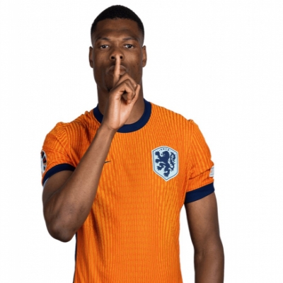 Dutch Winger Draws Praise from Coach and Concerns from England: The Tale of the "Burning Man"