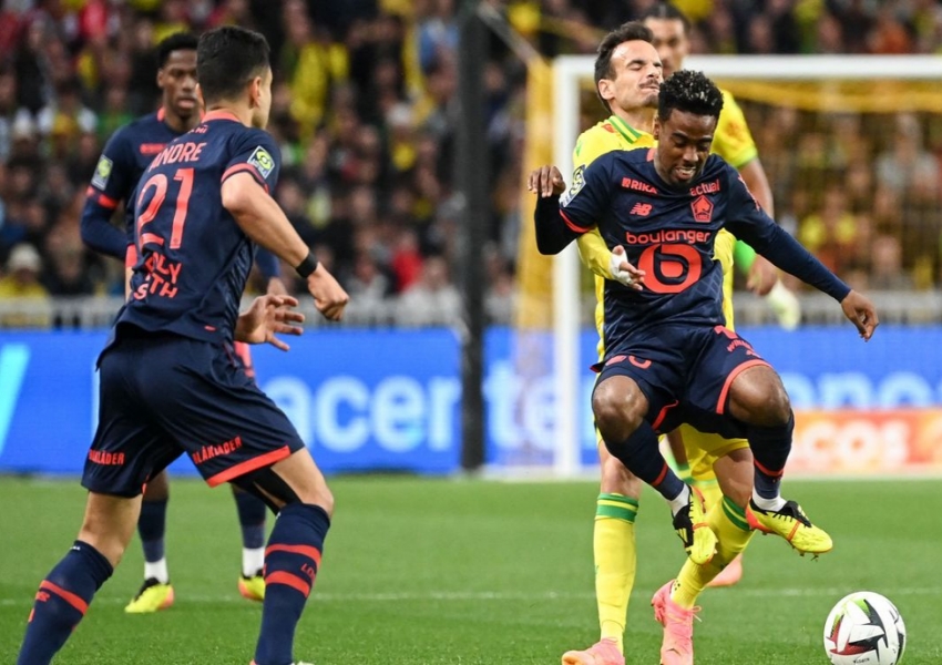 UEFA Champions League Qualifiers Third Round: Lille's Tactical Prowess on Display, Can Twente Balance Attack and Defense?-0