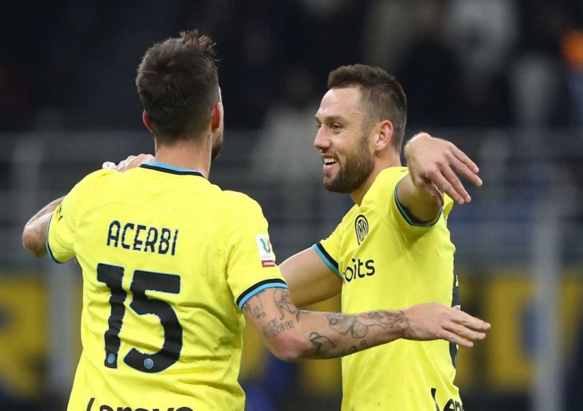Inter Milan’s Defensive Dilemma: De Vrij vs. Acerbi—Who Stays for 2025?-0