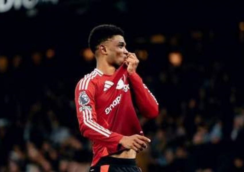 22-Year-Old Man United Star Shows Heartwarming Gesture: Chasing Down Guardiola, Patting His Chest in Comfort! Guardiola Responds with Humility-0