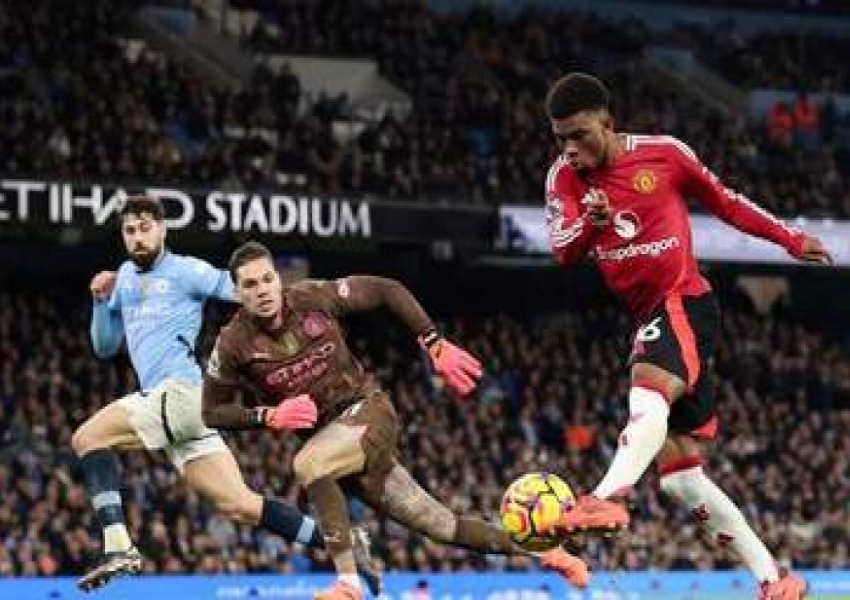 22-Year-Old Man United Star Shows Heartwarming Gesture: Chasing Down Guardiola, Patting His Chest in Comfort! Guardiola Responds with Humility-2