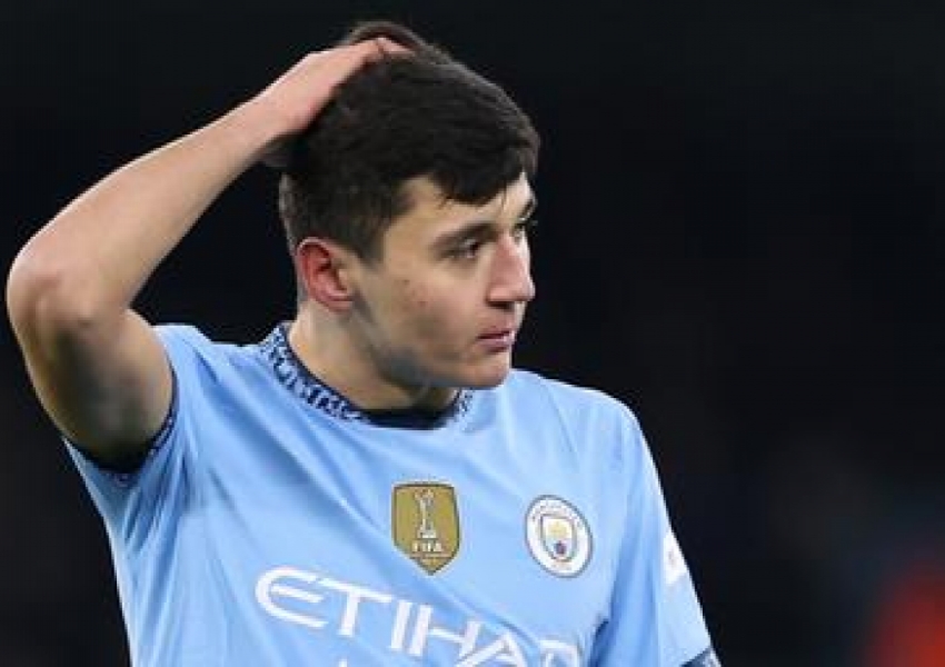 Man City’s 21-Year-Old Star Returns Home as a Hero! Receives $350,000 Mercedes, Gifts It to His Father-0