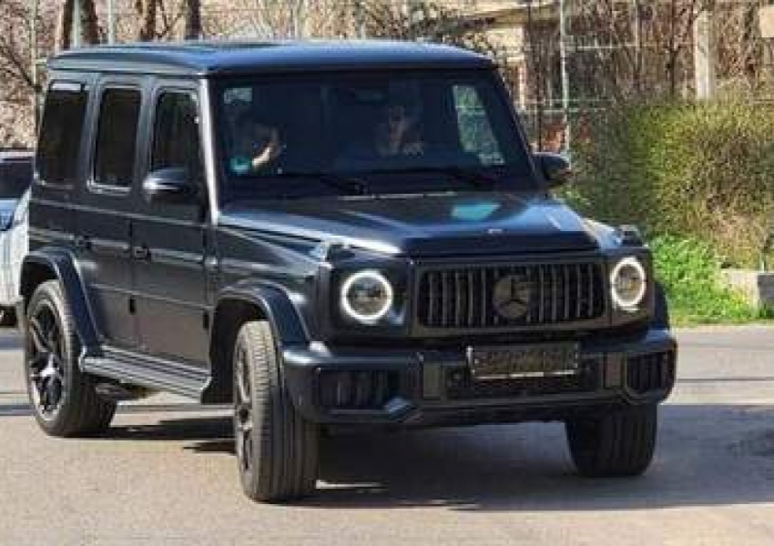 Man City’s 21-Year-Old Star Returns Home as a Hero! Receives $350,000 Mercedes, Gifts It to His Father-1