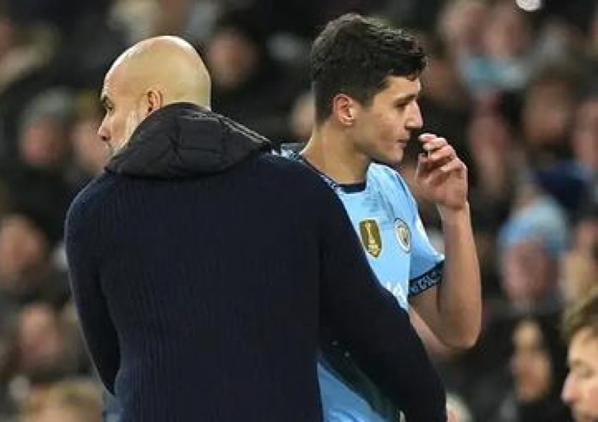 Man City’s 21-Year-Old Star Returns Home as a Hero! Receives $350,000 Mercedes, Gifts It to His Father-2