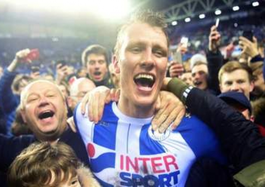 Premier League’s 32-Year-Old Cinderella Story: From Broken Finger at 13 to International Glory!-1